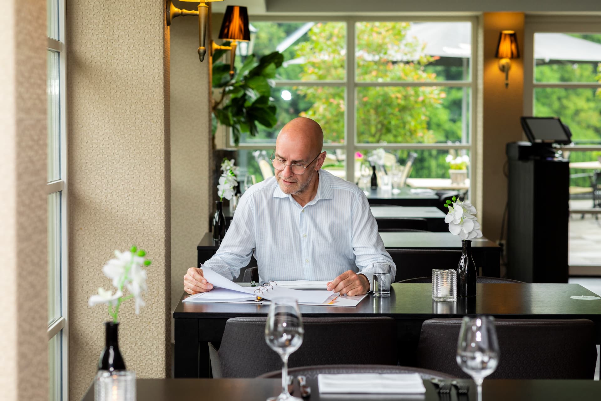 Ondernemer neemt in een rustige omgeving zijn persoonlijke rapportage door